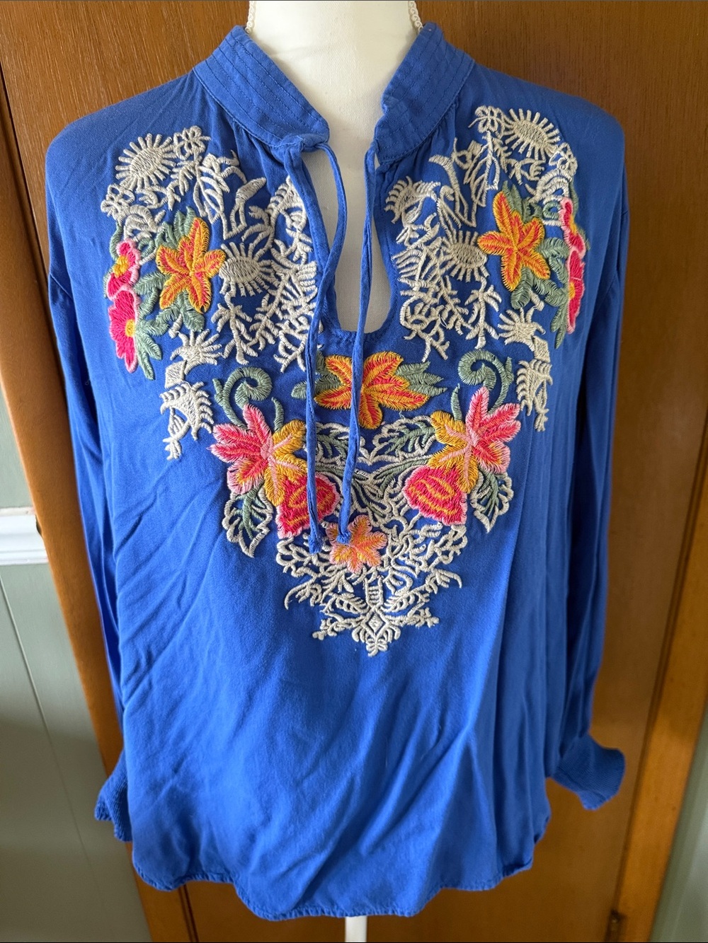 Easel Embroidered Floral Blue Women’s Peasant Top Size M